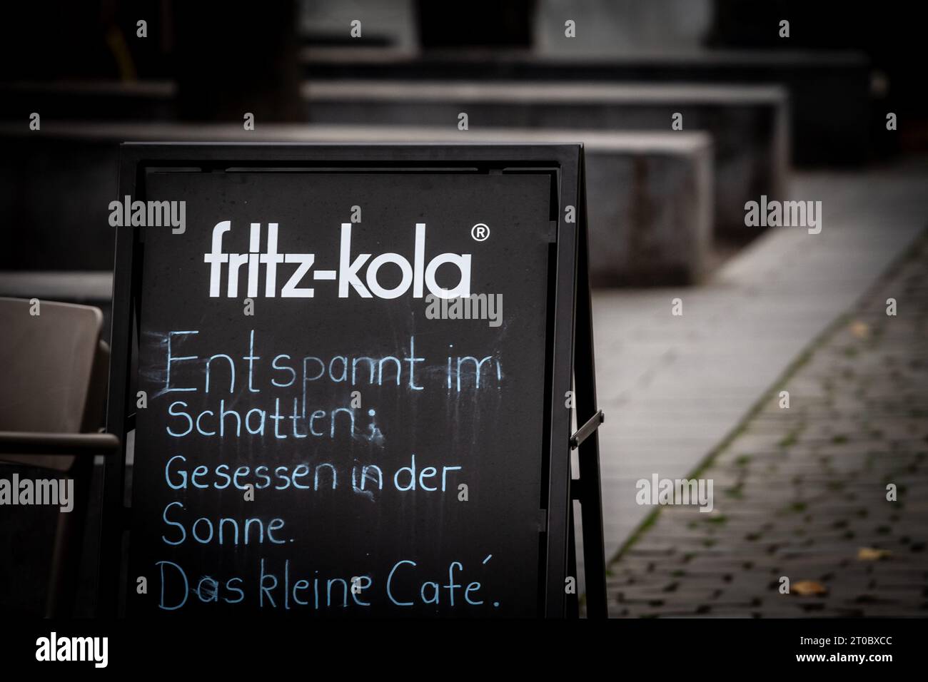 Immagine del logo nero di fritz kola cola scattata in un rivenditore ad Aquisgrana, Germania. La Fritz-kola (stilizzata come fritz-kola) è una bevanda analcolica prodotta nel nord Foto Stock