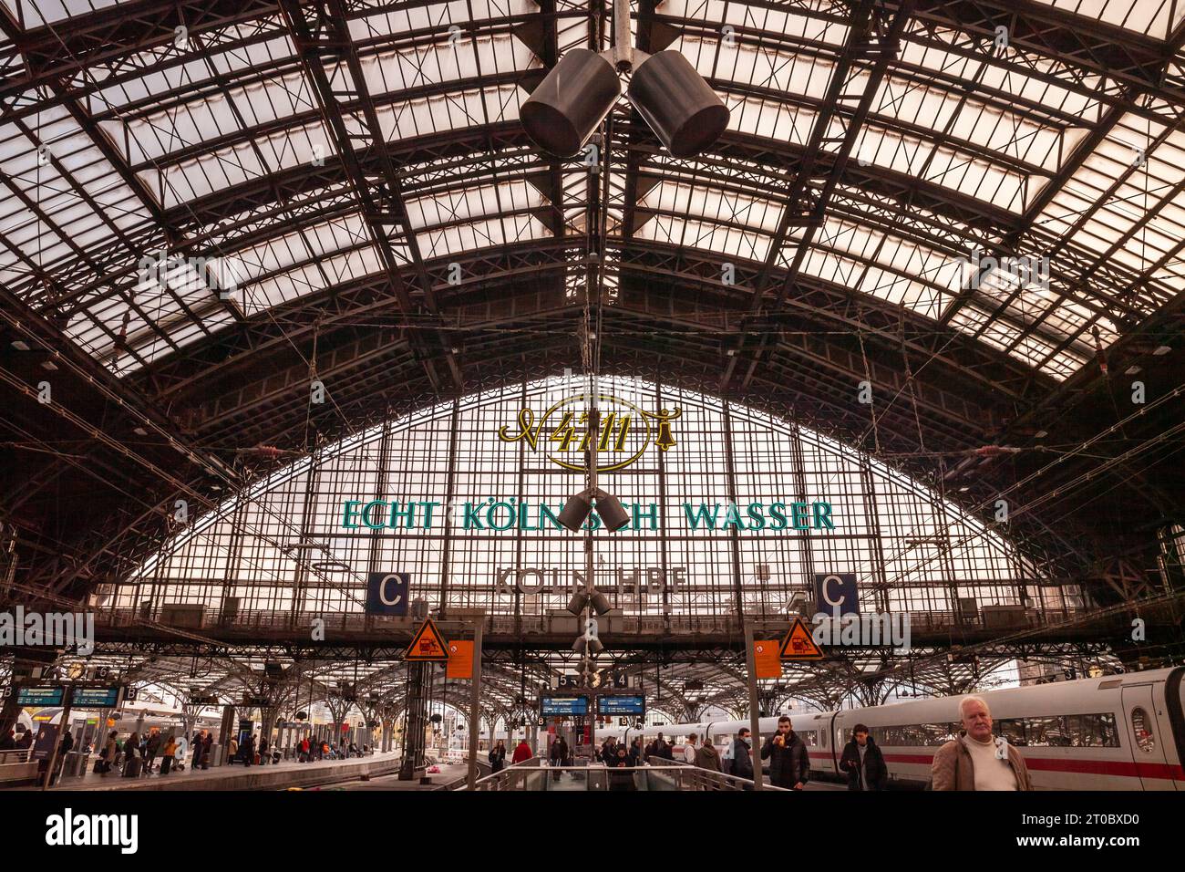 Immagine dei binari Koln S Bahn che entrano nella stazione ferroviaria di Koln Hbf a Colonia, Germania. Köln Hauptbahnhof o stazione centrale di Colonia è una rai Foto Stock