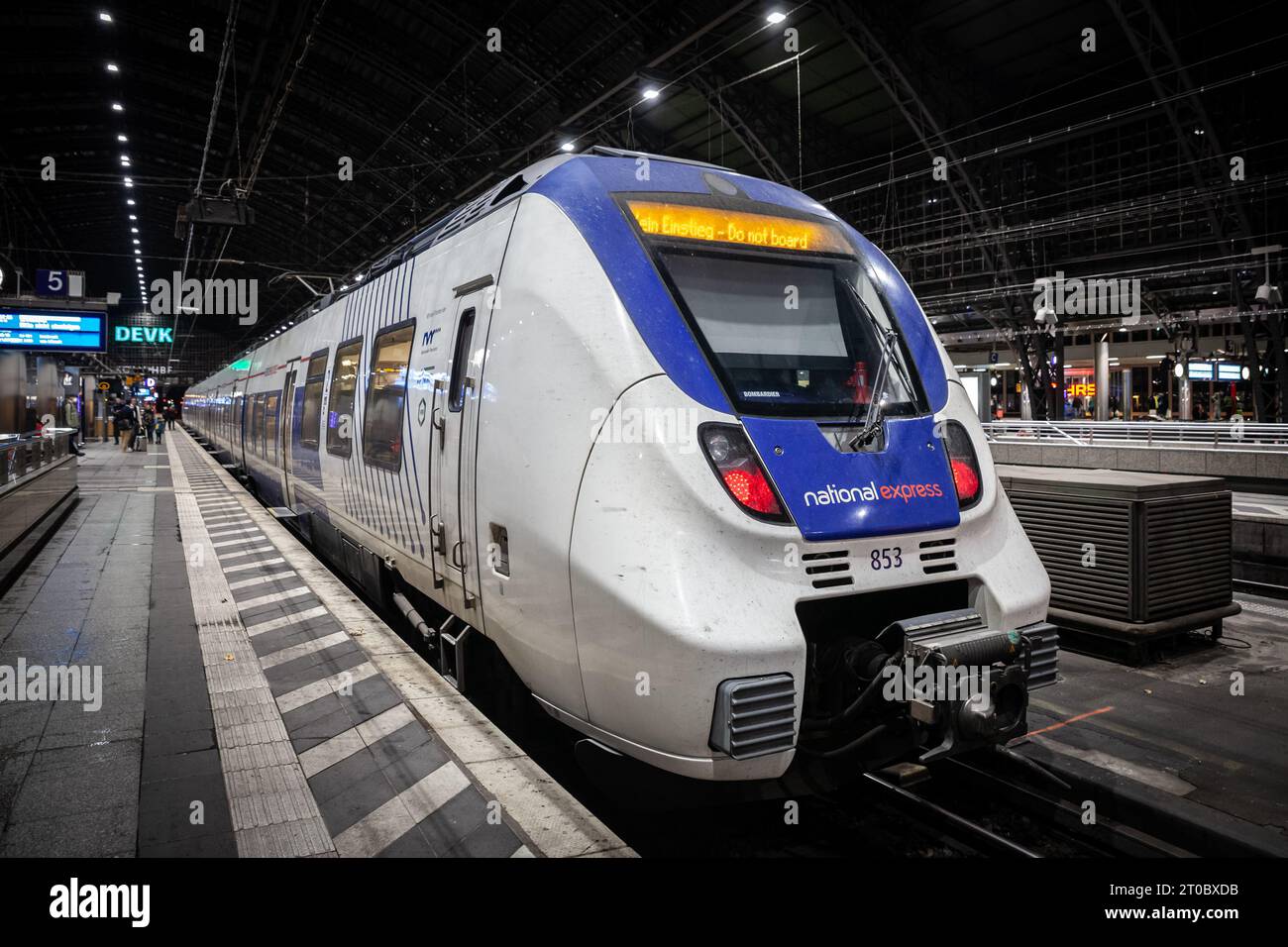 Foto di un treno National Express nella stazione ferroviaria di Colonia. National Express è un operatore di pullman interurbano e interregionale che fornisce servizi Foto Stock