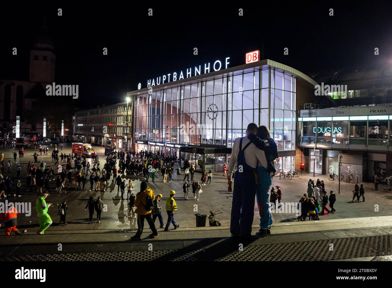 Foto dell'ingresso principale di Koln Hbf con gli amanti che si baciano a Colonia, in Germania. Köln Hauptbahnhof o stazione centrale di Colonia è una stazione ferroviaria di Co Foto Stock