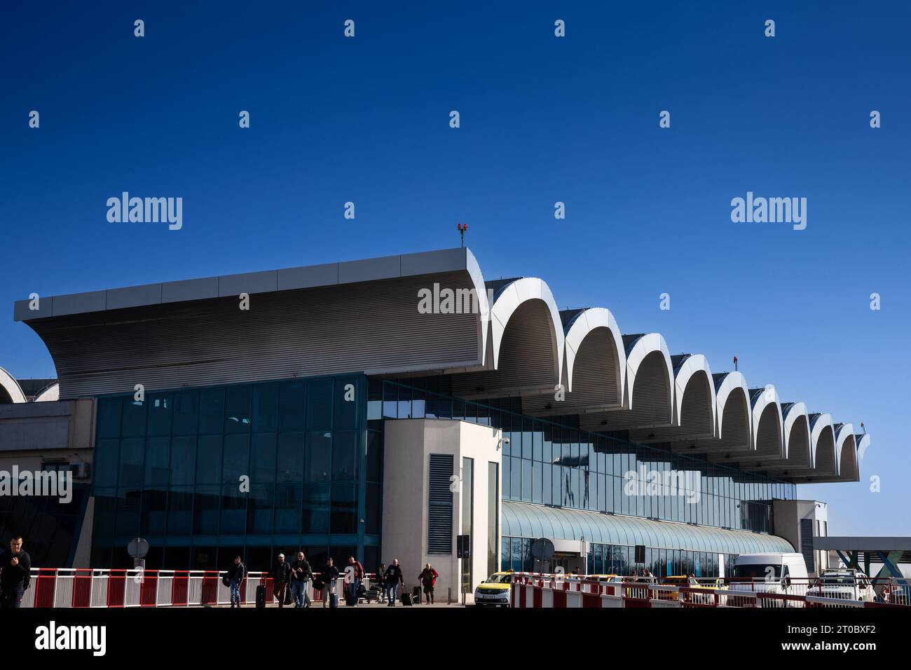 Foto della sala del terminal degli arrivi dell'aeroporto Otopeni Henri Coanda di Bucarest. L'aeroporto internazionale Henri Coanda di Bucarest è l'aeroporto più trafficato della Romania Foto Stock