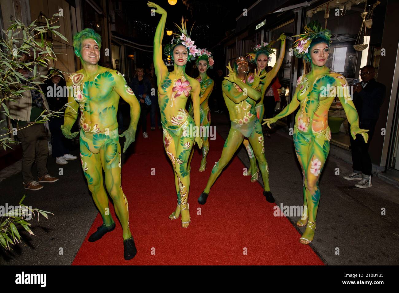 Saint-Ouen, Francia. 5 ottobre 2023. La Santories Company si aggira durante l'annuale Paris Saint-Ouen Fleas Festival al mercato di Biron seguendo il tema "Fleas and Nature" giovedì 5 ottobre 2023 a Saint-Ouen, Francia. Crediti: Bernard Menigault/Alamy Live News Foto Stock