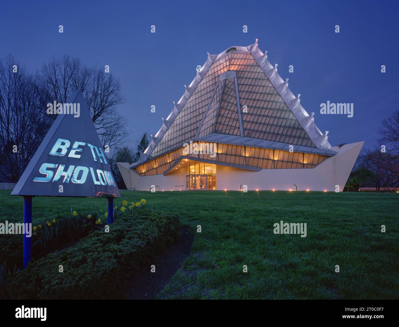 Il Frank Lloyd Wright progettò la sinagoga di Beth Sholom a Elkins Park, Pennsylvania di notte Foto Stock