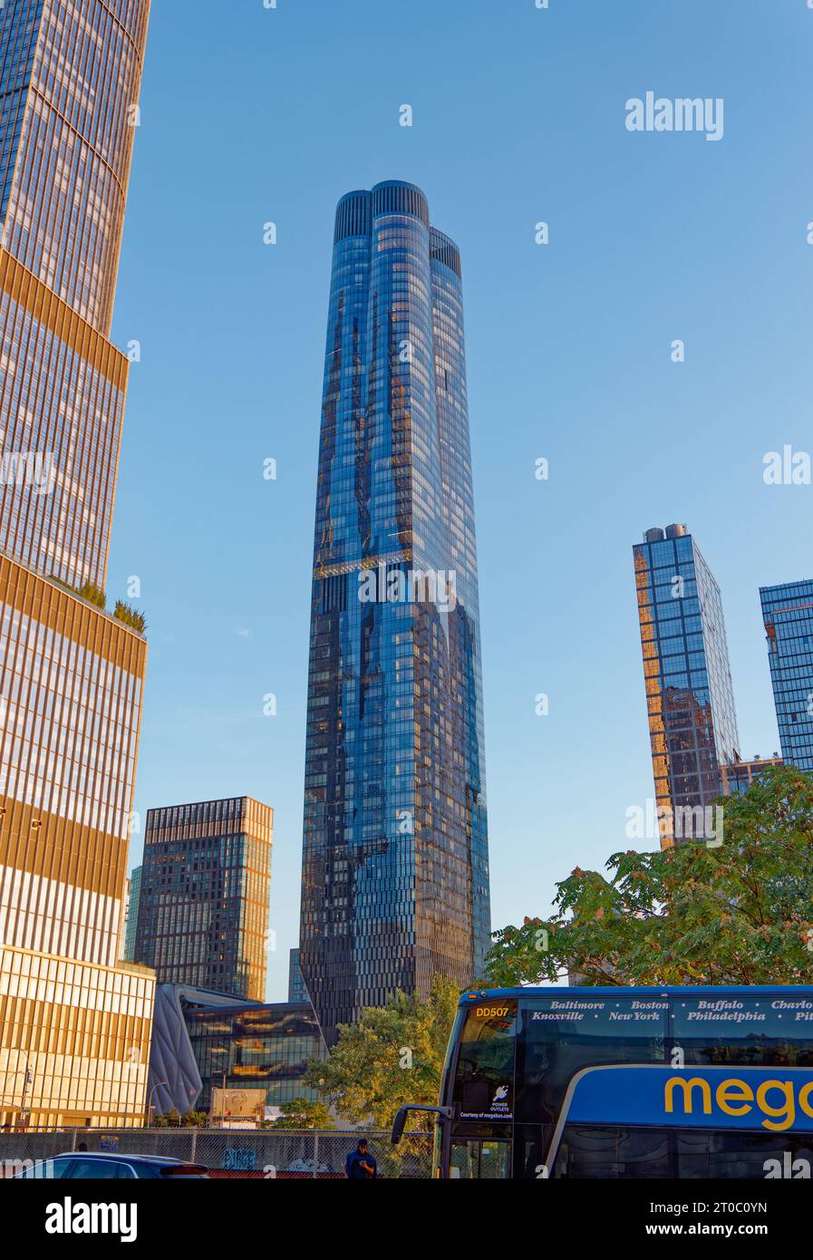 15 Hudson Yards è una torre residenziale condominiale all'angolo sud-ovest dello sviluppo Hudson Yards. Foto Stock