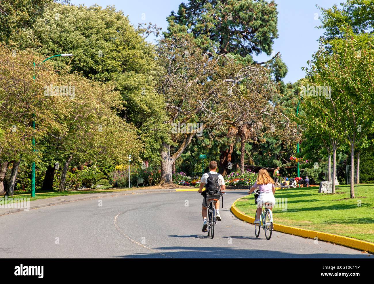In bicicletta attraverso il Beacon Hill Park a Victoria, Isola di Vancouver Foto Stock