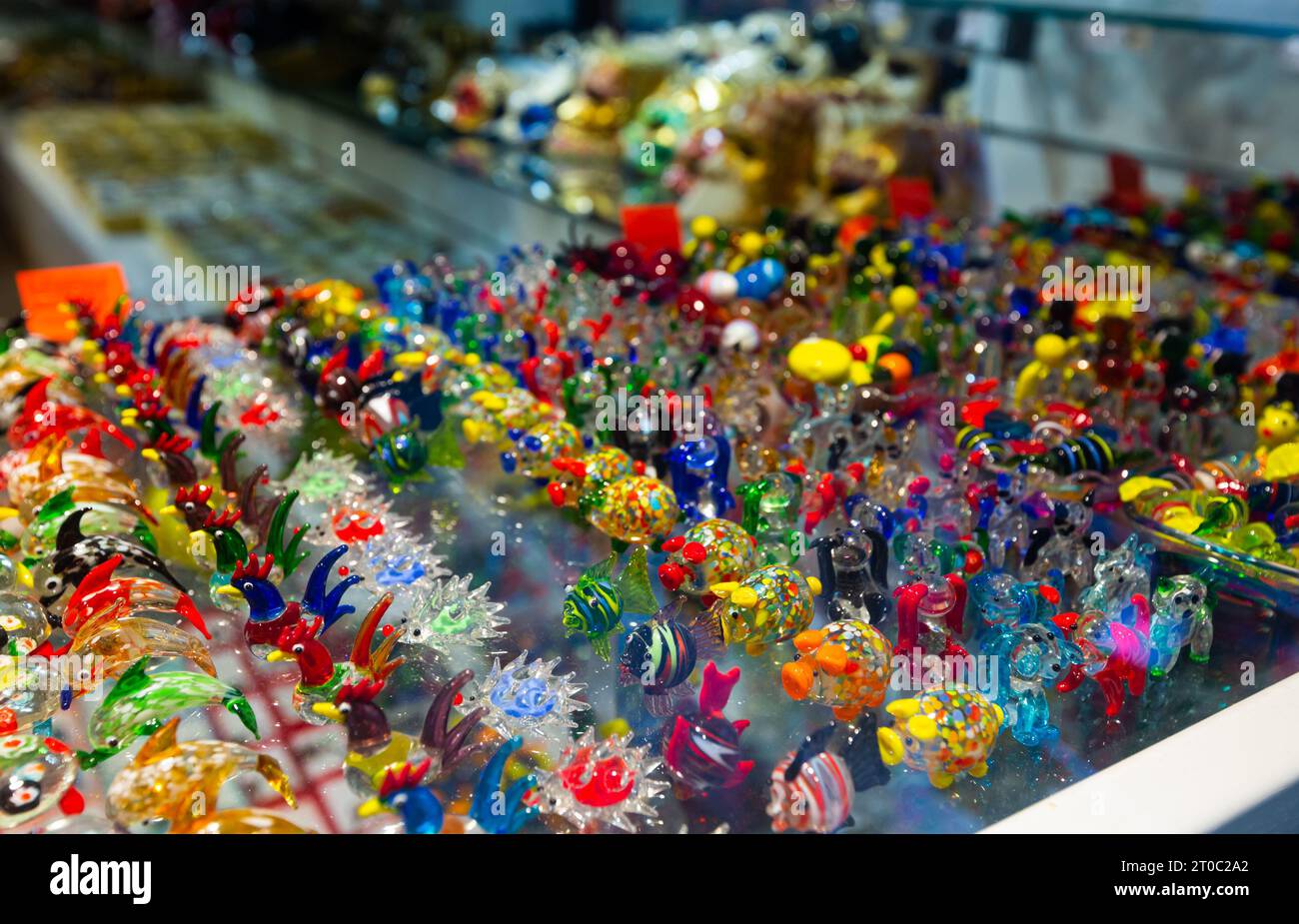 Vetro d'arte di Murano in un negozio di souvenir veneziano Foto Stock