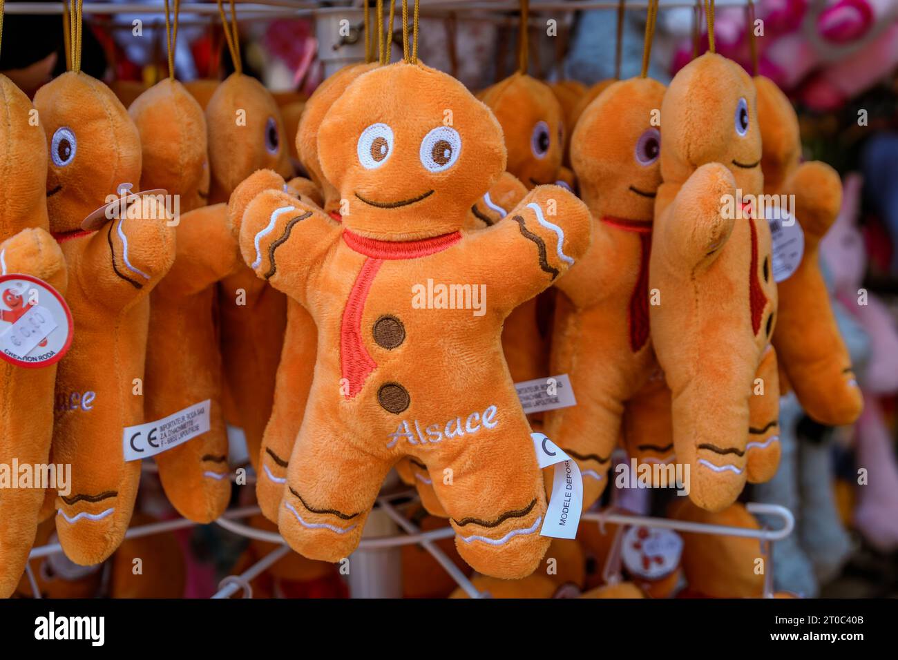 Strasburgo, Francia - maggio 31 2023: I giocattoli di peluche dell'uomo del pan di zenzero tradizionale alsaziano sono esposti in un negozio di souvenir nella città vecchia di grande Ile Foto Stock