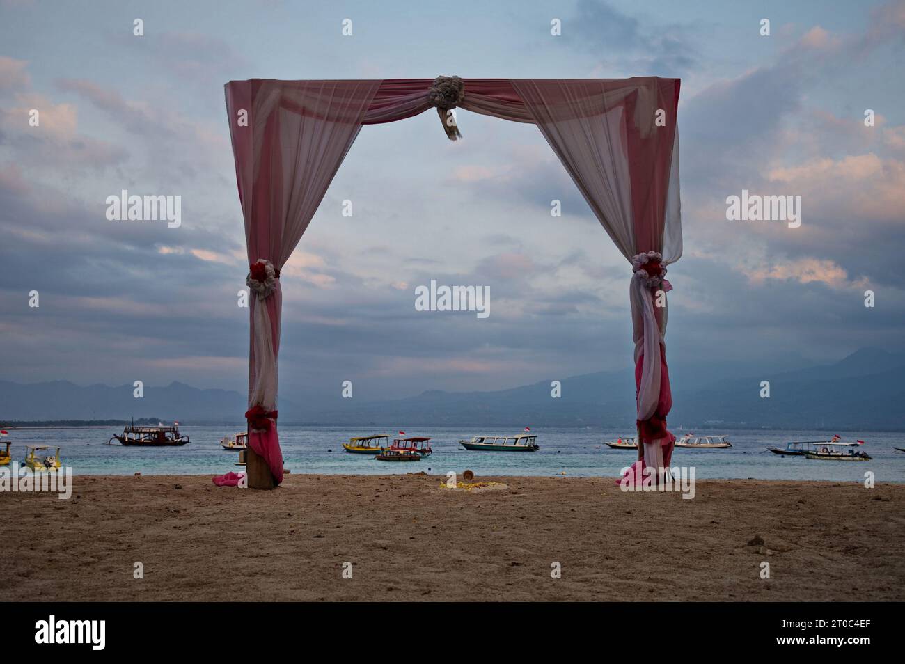 Preparazione della cerimonia nuziale sulla spiaggia sabbiosa, Indonesia Foto Stock
