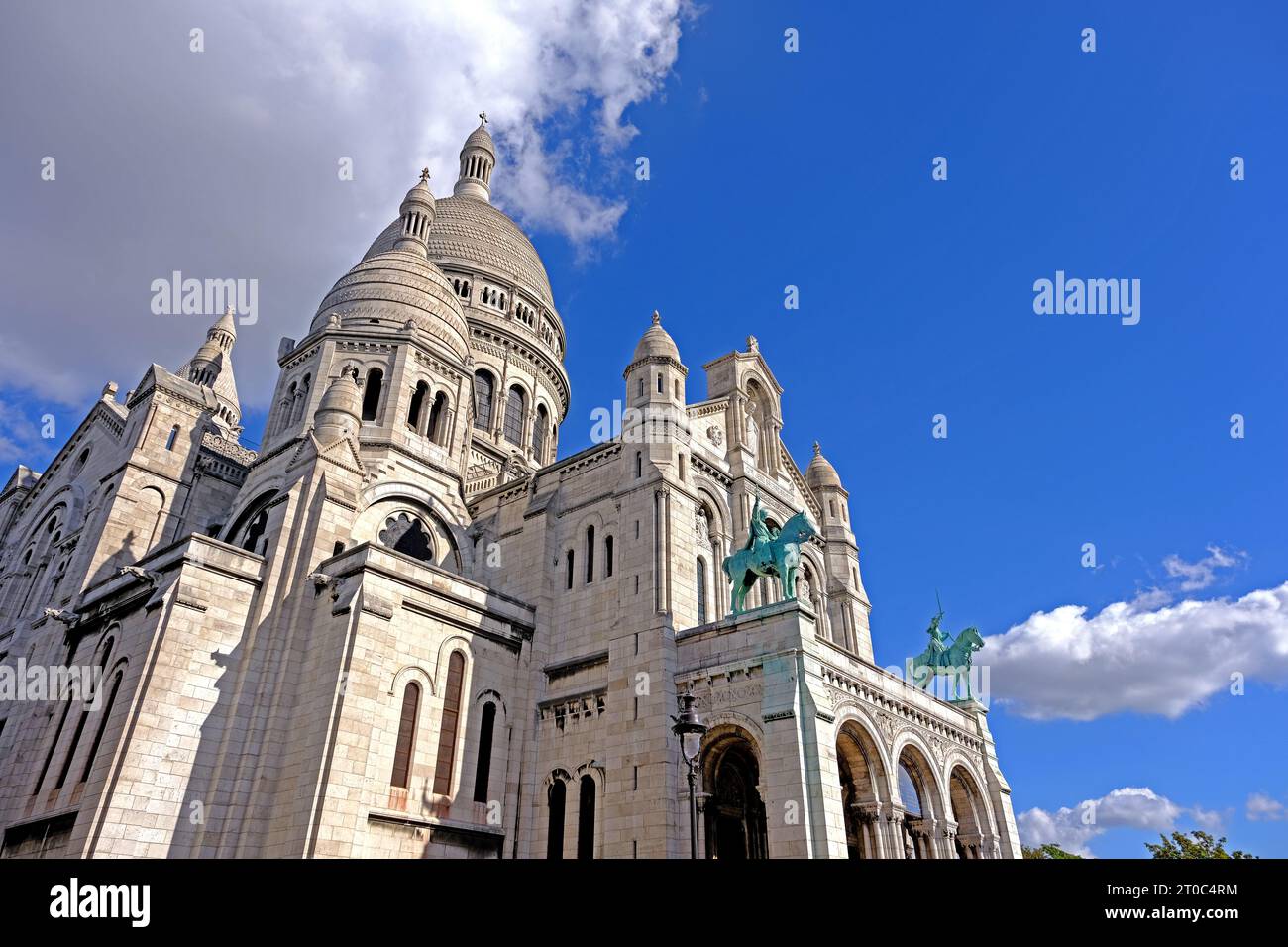Esterno della Basilica del Sacro cuore nel quartiere Montmartre di Parigi Foto Stock