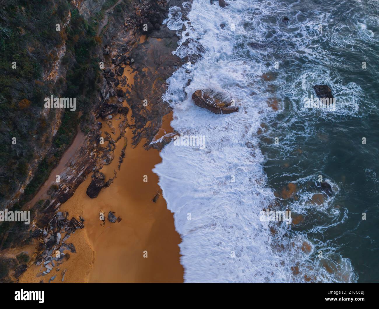 Sopra il mare e le rocce a North Pearl Beach sulla Central Coast, NSW, Australia. Foto Stock