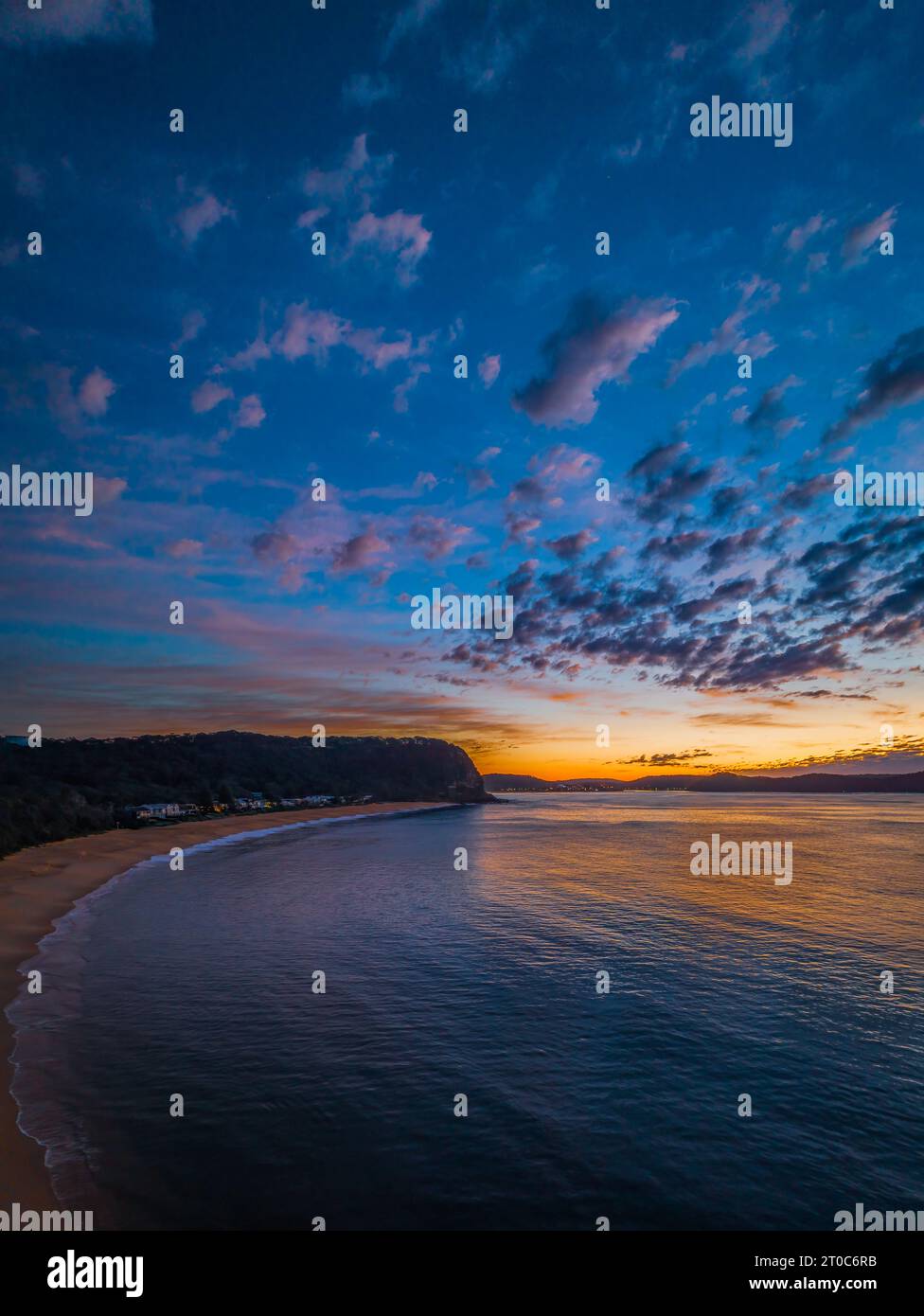 Alba con nuvole su Pearl Beach sulla Central Coast, NSW, Australia. Foto Stock