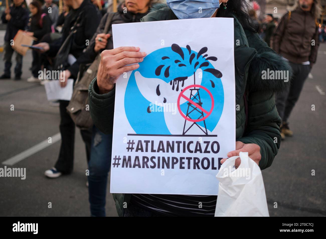 Buenos Aires, Argentina, 5 ottobre 2023: La gente protesta contro l'esplorazione sismica per lo sfruttamento del petrolio offshore, persona tiene un poster per difendere il mare Foto Stock