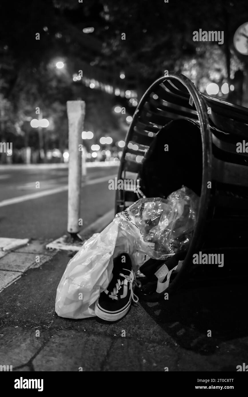 Cestino rovesciato nel centro di Seattle Foto Stock