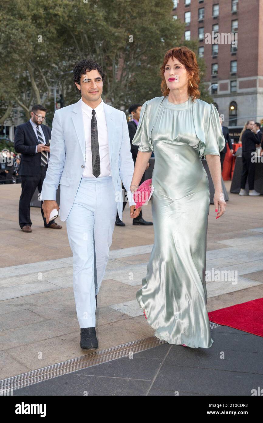 Lo stilista Zac Posen e l'attrice Molly Ringwald arrivano al New York City Ballet 's 2023 Fall Gala che celebra il 75 ° anniversario del New York City Ballet al David H. Koch Theatre al Lincoln Center il 5 ottobre 2023 a New York City. Credito: Brazil Photo Press/Alamy Live News Foto Stock