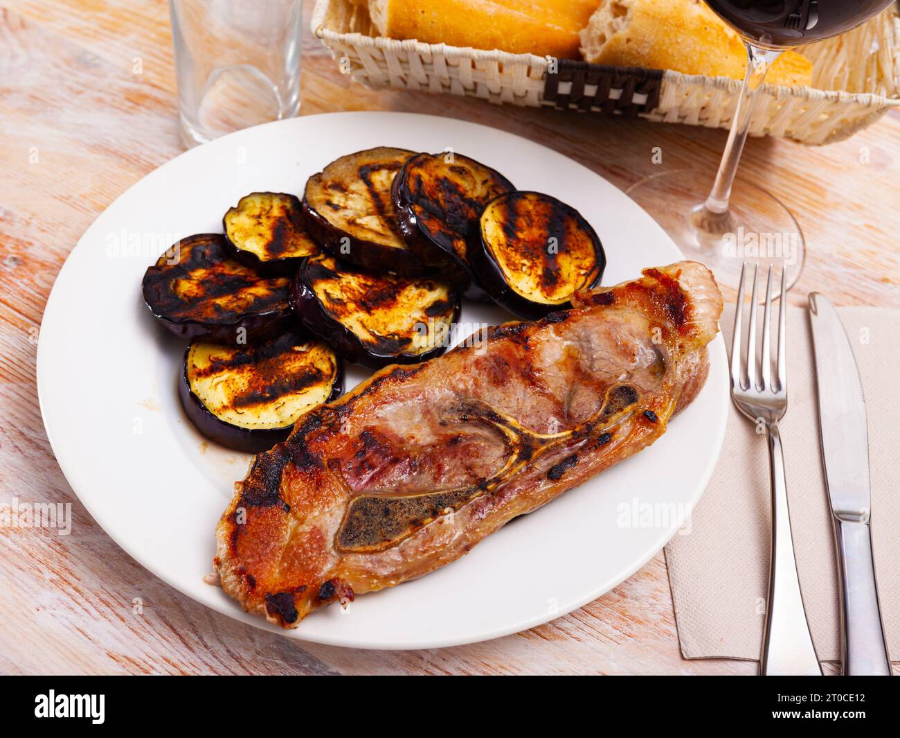 Appetitosa spalla di maiale fritta con melanzane Foto Stock