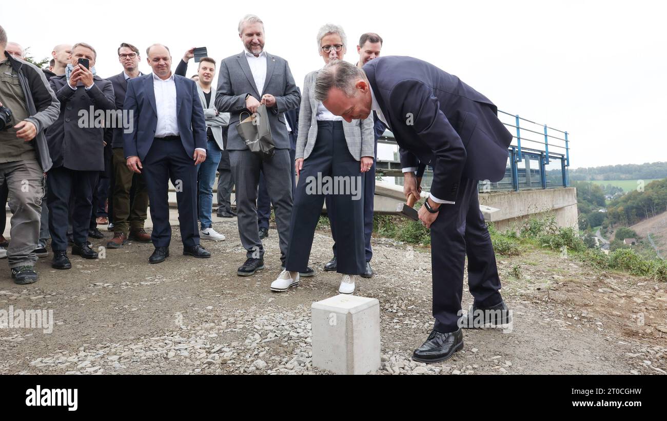 Pressetermin zum offiziellen Baubeginn der Talbruecke Talbrücke Rahmede. v. li. Der Buergermeister Bürgermeister der Stadt Luedenscheid Lüdenscheid und Buergerbeauftragter Bürgerbeauftragter fuer für den Ersatzneubau der Talbruecke Talbrücke Rahmede Sebastian Wagemeyer SPD, Die Direktorin der Niederlassung Westfalen der Autobahn GmbH Elfriede Sauerwein-Braksiek, der Geschaeftsfuehrer Geschäftsführer der Autobahn GmbH Dr. Michael Guentner Güntner und der Bundesminister für Digitales und Verkehr der Bundesrepublik Deutschland Dr. Volker Wissing FDP Baubeginn Talbruecke Talbrücke Rahmede AM 05,10 Foto Stock