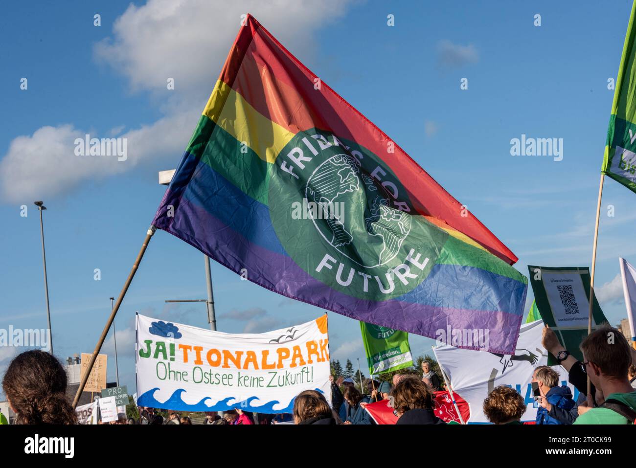 Kiel, Neumünster, Deutschland, 05.10.2023, CDU Schleswig-Holstein, Landesvertreterversammlung und 75. Landesparteitag, sowie Kandidatenaufstellung für die Europawahl 2024 Eine kleine Gruppe Protestierender warben für das Projekt Naturpark Ostsee *** Kiel, Neumünster, Germania, 05 10 2023, CDU Schleswig Holstein, riunione dei rappresentanti dello stato e conferenza del partito statale del 75, nonché candidati alle elezioni europee del 2024 Un piccolo gruppo di manifestanti ha promosso il progetto Baltic Sea Nature Park Credit: Imago/Alamy Live News Foto Stock