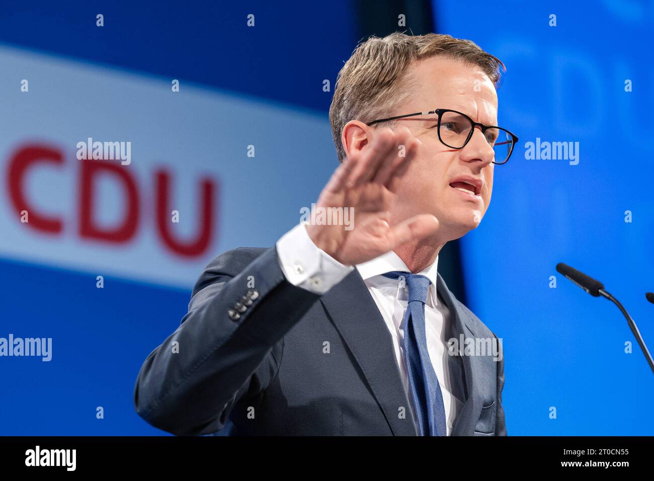 Carsten Linnemann CDU Generalsekretär Carsten Linnemann spricht auf dem Landesparteitag der CDU SH in den Holstenhallen NMS Kiel Schleswig-Holstein Deutschland fpr-cdu-2287.jpeg *** Carsten Linnemann Segretario generale della CDU Carsten Linnemann parla alla conferenza statale del partito della CDU SH nella Holstenhallen NMS Kiel Schleswig Holstein Germania fpr CDU 2287 credito jpeg: Imago/Alamy Live News Foto Stock