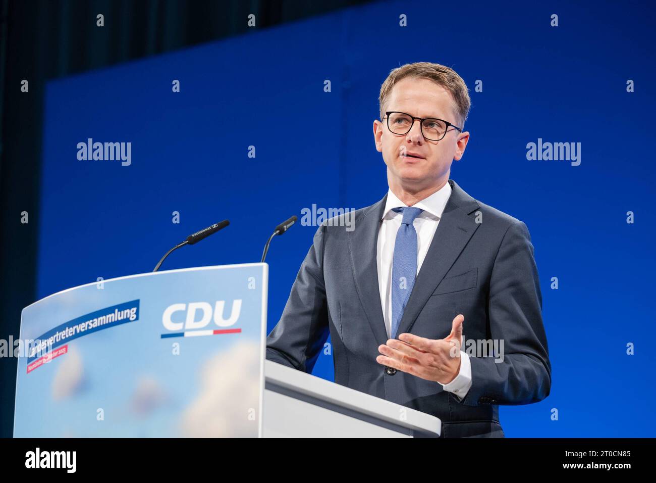 Carsten Linnemann CDU Generalsekretär Carsten Linnemann spricht auf dem Landesparteitag der CDU SH in den Holstenhallen NMS Kiel Schleswig-Holstein Deutschland fpr-cdu-2138.jpeg *** Carsten Linnemann Segretario generale della CDU Carsten Linnemann parla alla conferenza statale del partito della CDU SH nella Holstenhallen NMS Kiel Schleswig Holstein Germania fpr CDU 2138 credito jpeg: Imago/Alamy Live News Foto Stock