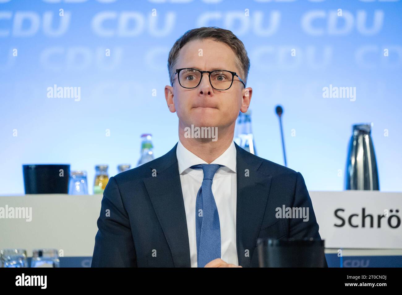 Carsten Linnemann CDU Generalsekretär Carsten Linnemann spricht auf dem Landesparteitag der CDU SH in den Holstenhallen NMS Kiel Schleswig-Holstein Deutschland fpr-cdu-1986.jpeg *** Carsten Linnemann Segretario generale della CDU Carsten Linnemann parla alla conferenza statale del partito della CDU SH nella Holstenhallen NMS Kiel Schleswig Holstein Germania fpr CDU 1986 credito jpeg: Imago/Alamy Live News Foto Stock