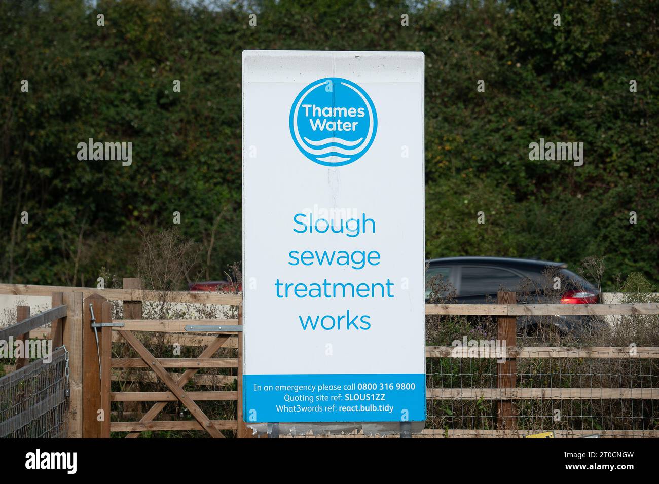 Slough, Berkshire, Regno Unito. 5 ottobre 2023. Il trattamento delle acque reflue del Thames Water Slough funziona. Il Consumer Council for Water ha riferito che i clienti di Thames Water e Southern Water sono "delusi da un'incapacità di comprendere e gestire le cause di elevati livelli di reclami da parte dei loro clienti". Credito: Maureen McLean/Alamy Live News Foto Stock