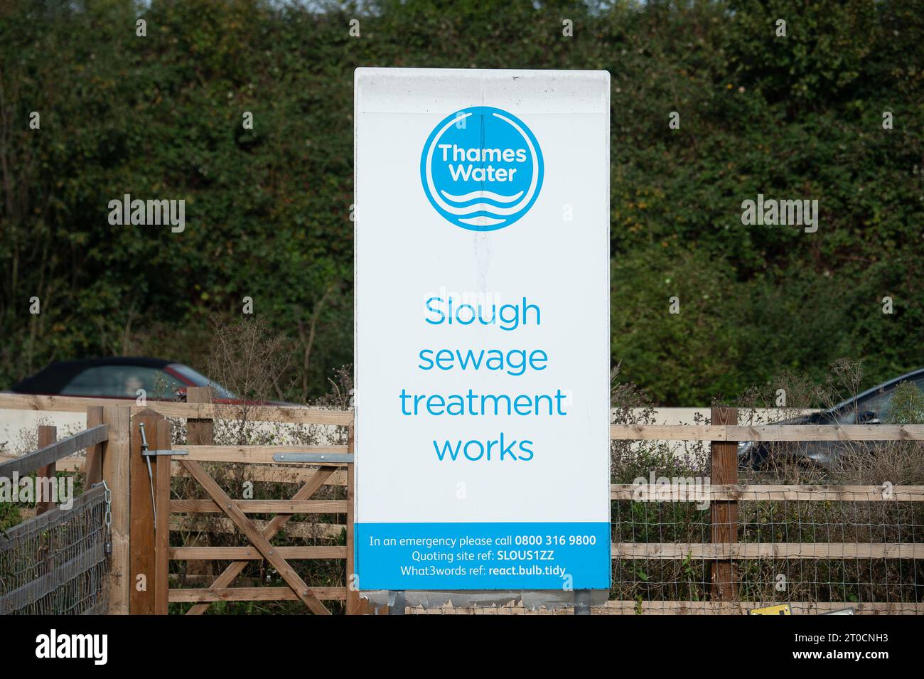 Slough, Berkshire, Regno Unito. 5 ottobre 2023. Il trattamento delle acque reflue del Thames Water Slough funziona. Il Consumer Council for Water ha riferito che i clienti di Thames Water e Southern Water sono "delusi da un'incapacità di comprendere e gestire le cause di elevati livelli di reclami da parte dei loro clienti". Credito: Maureen McLean/Alamy Live News Foto Stock