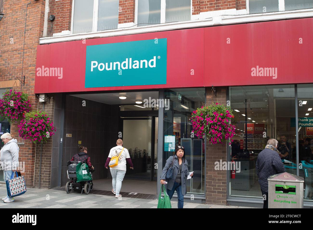 Maidenhead, Berkshire, Regno Unito. 5 ottobre 2023. L'ex negozio Wilko a Maidenhead, Berkshire, ha riaperto come negozio di Poundland dopo l'amministrazione di Wilko. Gli infissi e gli accessori del vecchio negozio Wilko sono stati riutilizzati da Poundland. Molti altri negozi Wilko in tutto il Regno Unito, tuttavia, hanno chiuso in modo permanente causando migliaia di perdite di posti di lavoro. Credito: Maureen McLean/Alamy Live News Foto Stock