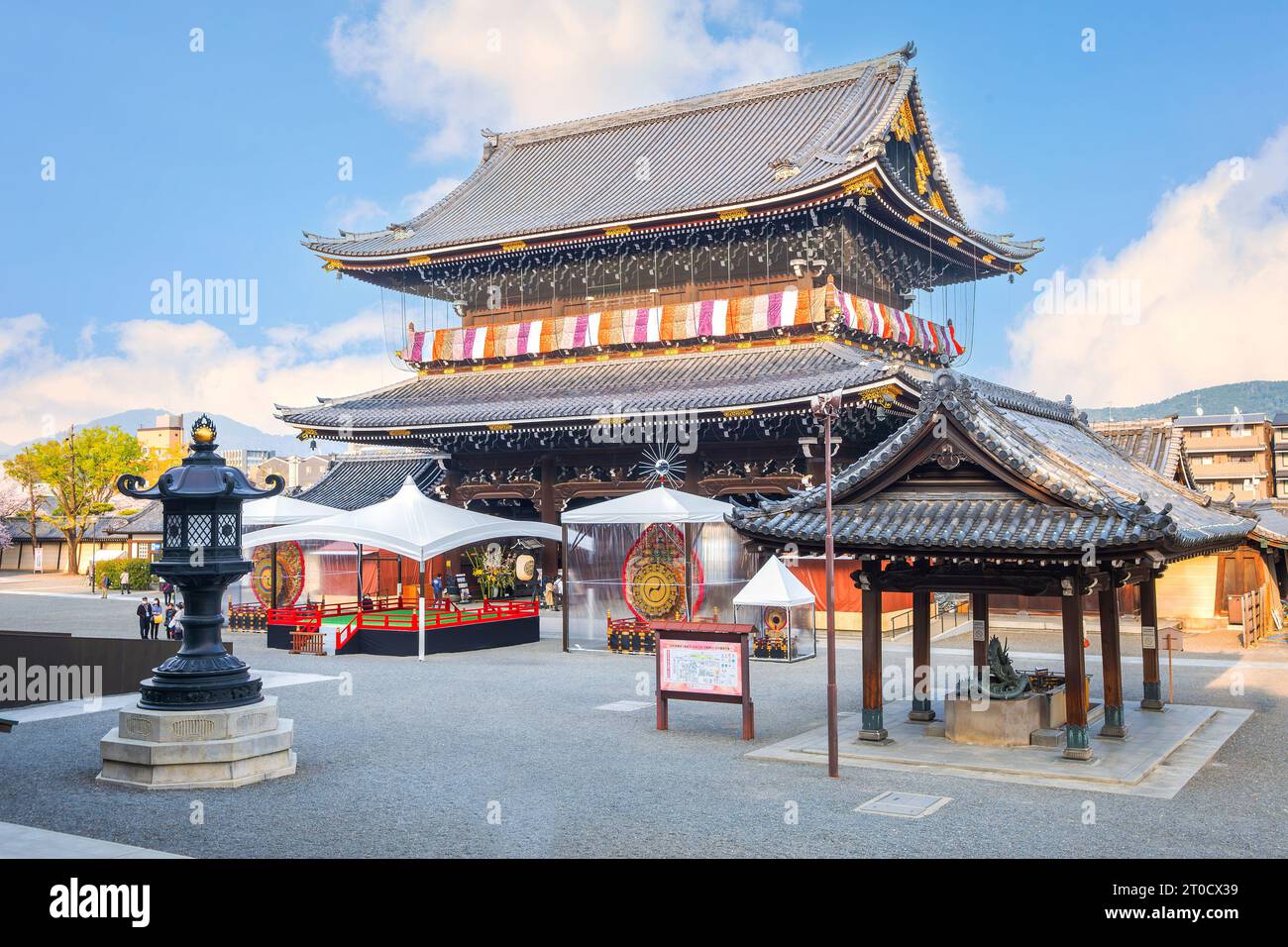 Kyoto, Giappone - marzo 30 2023: Tempio Higashi Honganji situato al centro di Kyoto, una delle due sotto-sette dominanti del Buddhismo Shin in in Giappone e dell'abr Foto Stock