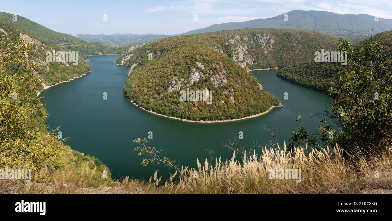 Lago artificiale Bočac sul fiume Vrbas che si snoda tra montagne, splendido paesaggio Foto Stock