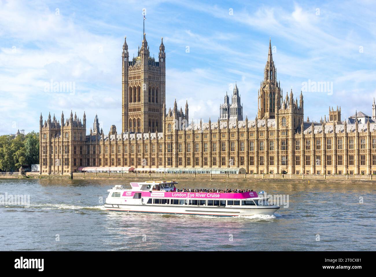 Crociera in battello che passa davanti alle Houses of Parliament sul Tamigi, South Bank, London Borough of Lambeth, Greater London, Inghilterra, Regno Unito Foto Stock