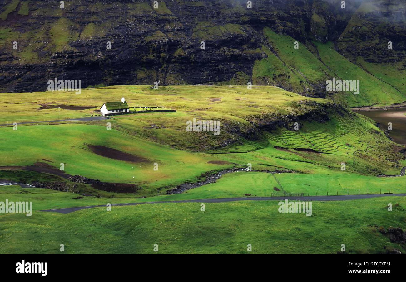 Splendido paesaggio rurale estivo del villaggio di Saksun con tipica erba sintetica - case di prima classe, Isole Faroe. Splendida scena dell'isola di Streymoy, Danimarca, Foto Stock