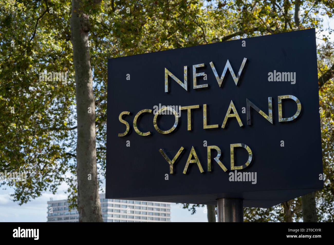 La Metropolitan Police revolving firma il suo quartier generale a New Scotland Yard a Westminster il 25 settembre 2023 a Londra, Regno Unito. Scotland Yard ufficialmente New Scotland Yard, anche se un Old Scotland Yard non è mai esistito è un metonimo per il quartier generale del Metropolitan Police Service, la forza di polizia territoriale responsabile della polizia di gran parte di Londra. Il Metropolitan Police Service impiega circa 31.000 agenti più circa 13.000 agenti di polizia e 2.600 PCSO di polizia. Il Met copre un'area di 620 miglia quadrate e una popolazione di 7,2 milioni di abitanti. Foto Stock