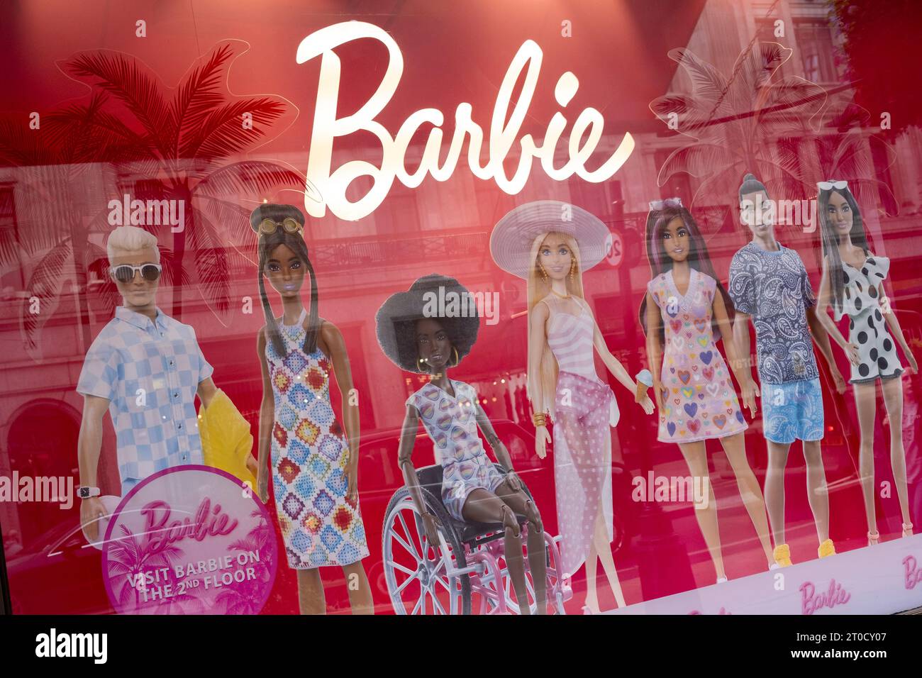 Materiale promozionale per le bambole Barbie nella vetrina del negozio di giocattoli Hamleys il 27 settembre 2023 a Londra, Regno Unito. Barbie è una bambola di moda creata dalla donna d'affari americana Ruth Handler, prodotta dall'azienda di giocattoli americana Mattel e lanciata nel 1959. Il giocattolo è il fiore all'occhiello del marchio Barbie, che include una gamma di bambole e accessori alla moda. Foto Stock