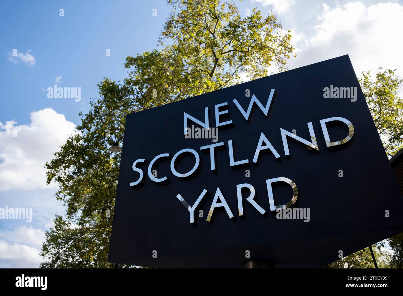 La Metropolitan Police revolving firma il suo quartier generale a New Scotland Yard a Westminster il 25 settembre 2023 a Londra, Regno Unito. Scotland Yard ufficialmente New Scotland Yard, anche se un Old Scotland Yard non è mai esistito è un metonimo per il quartier generale del Metropolitan Police Service, la forza di polizia territoriale responsabile della polizia di gran parte di Londra. Il Metropolitan Police Service impiega circa 31.000 agenti più circa 13.000 agenti di polizia e 2.600 PCSO di polizia. Il Met copre un'area di 620 miglia quadrate e una popolazione di 7,2 milioni di abitanti. Foto Stock