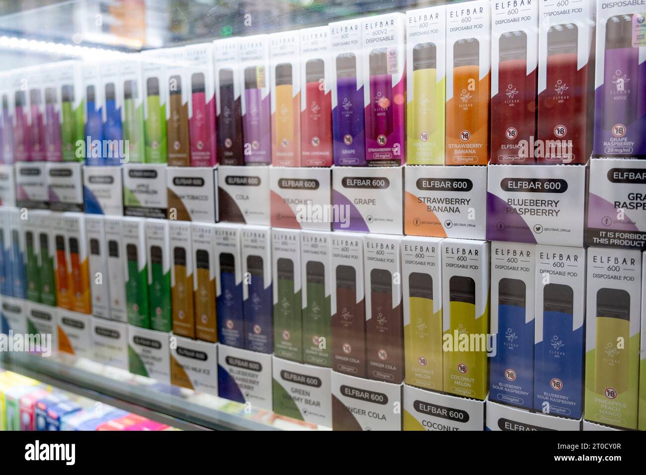 Vape shop che vende vapes monouso il 27 settembre 2023 a Londra, Regno Unito. Lo svapo è spesso visto come un'alternativa sicura o più sicura al fumo. È anche relativamente nuovo per il mercato, che colpisce solo il mainstream nell'ultimo decennio circa. Le penne a nastro monouso sono dispositivi non ricaricabili che generalmente vengono riempiti con liquido elettronico. Di recente si è discusso molto in termini di salute pubblica, in particolare per quanto riguarda la disponibilità di prodotti vape per i bambini, in particolare vapori usa e getta. Foto Stock
