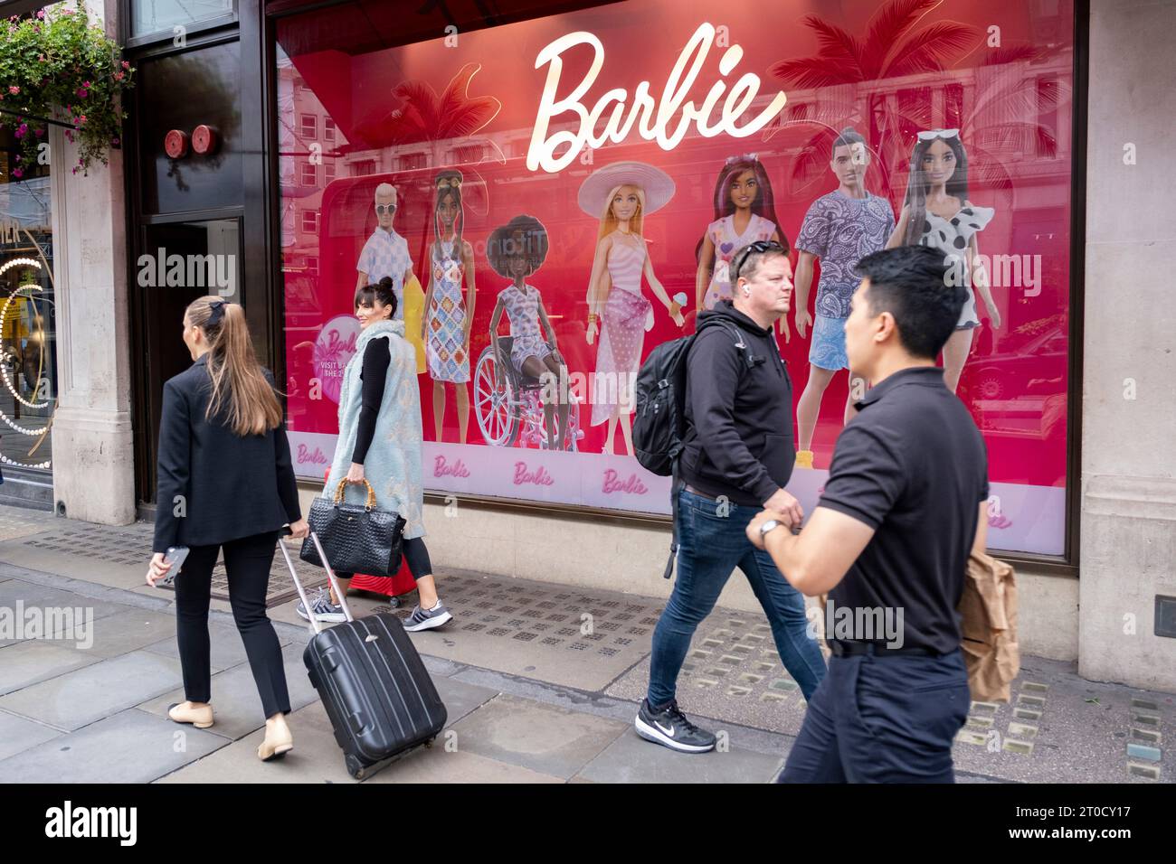 Materiale promozionale per le bambole Barbie nella vetrina del negozio di giocattoli Hamleys il 27 settembre 2023 a Londra, Regno Unito. Barbie è una bambola di moda creata dalla donna d'affari americana Ruth Handler, prodotta dall'azienda di giocattoli americana Mattel e lanciata nel 1959. Il giocattolo è il fiore all'occhiello del marchio Barbie, che include una gamma di bambole e accessori alla moda. Foto Stock