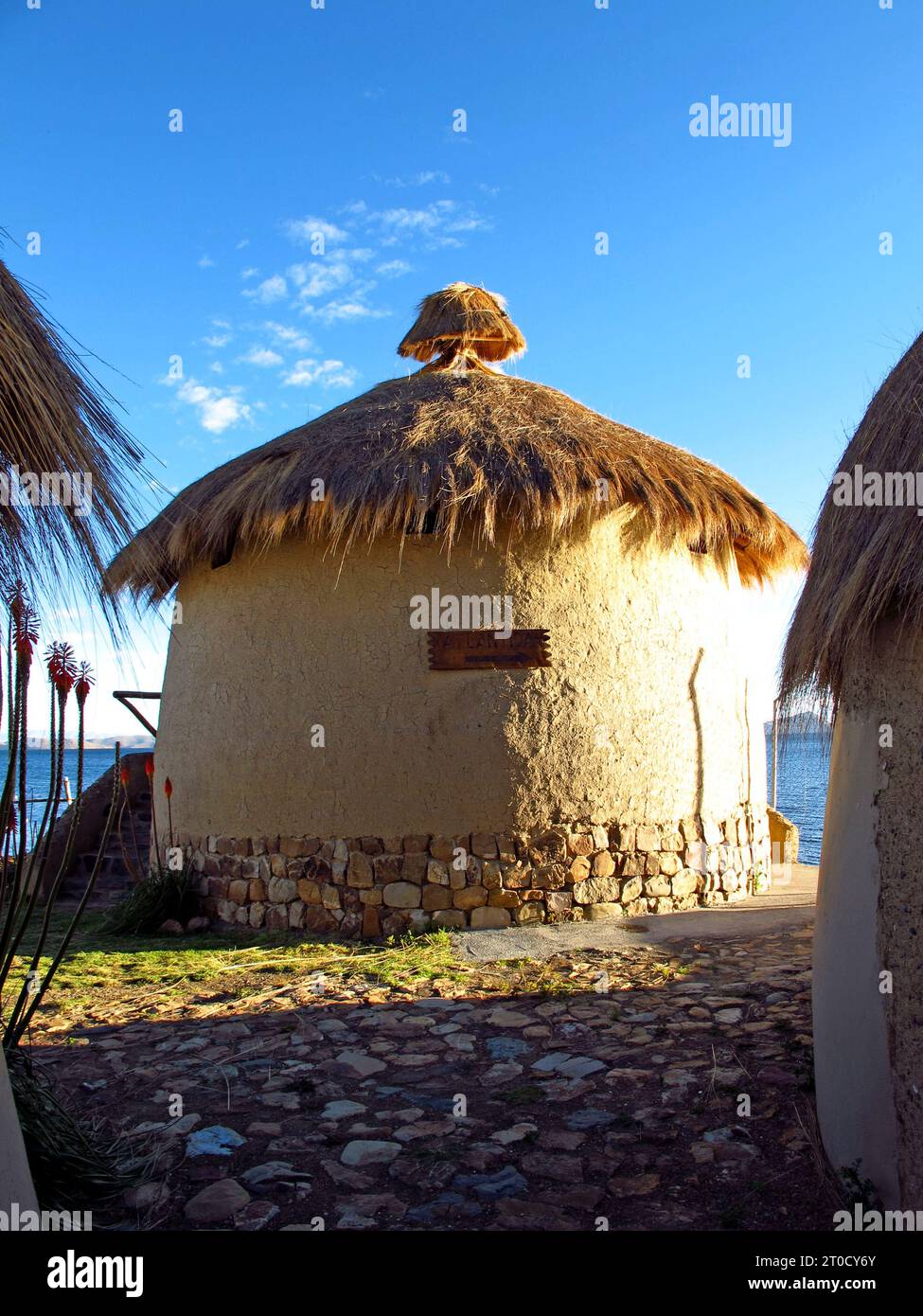 Il piccolo villaggio sul lago Titicaca nelle Ande vicino a Copacabana, Bolivia Foto Stock