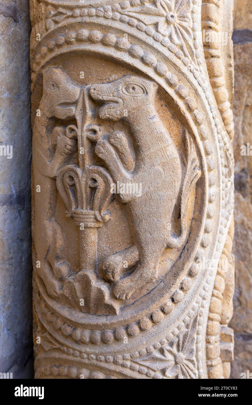 Due bestie scolpite su un pilastro sulla facciata ovest della Cattedrale di Lincoln, Lincoln, Lincolnshire, Inghilterra, Regno Unito Foto Stock