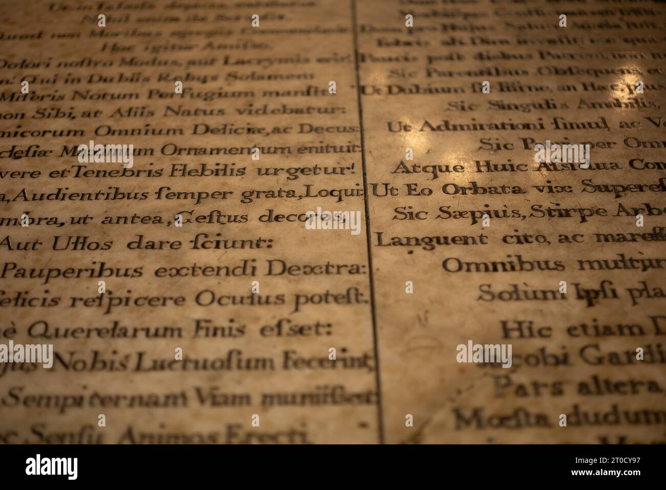 Iscrizione latina su una tomba nella Cattedrale di Lincoln, Lincoln, Lincolnshire, Inghilterra, Regno Unito Foto Stock