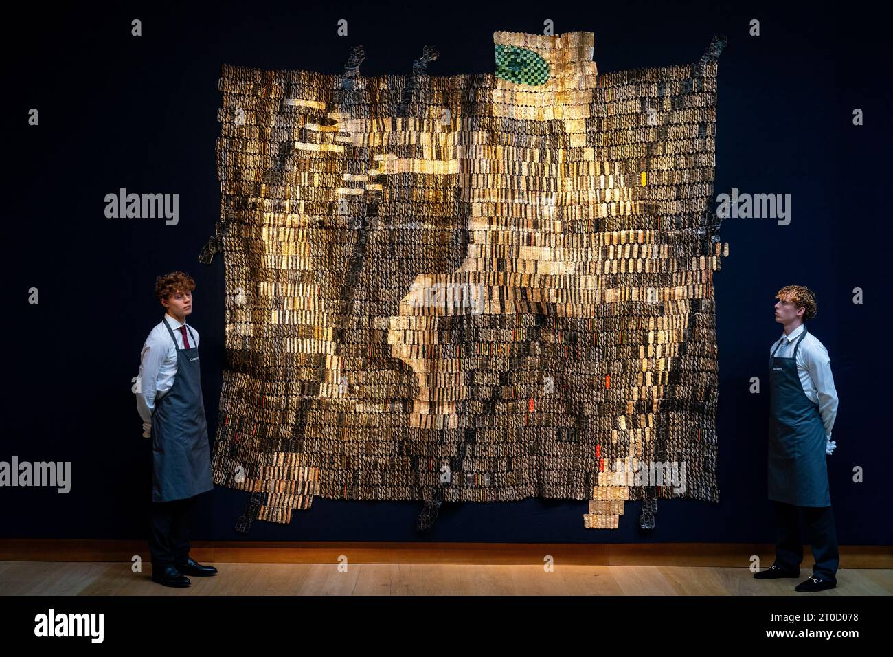 'Warrior' 2015 di El Anatsui (stima £ 700.000 - £ 1.000.000) in una foto call per Christie's 20th/21st Century: London Evening sale, il 13 ottobre, il primo di una serie di vendite dedicate alla visione accademica di Sam Josefowitz. Data immagine: Venerdì 6 ottobre 2023. Foto Stock