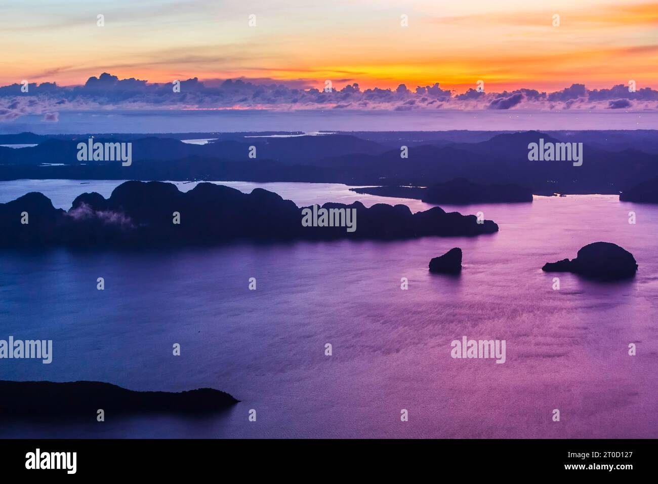 Baia di Phang Nga, baia, vista aerea con tramonto, Phuket, Thailandia Foto Stock