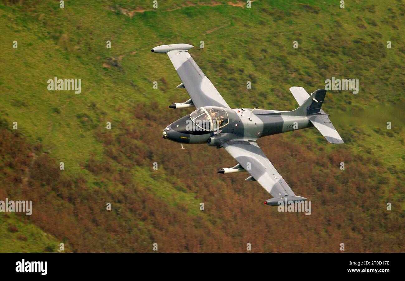 BAE Strikemaster vola a basso livello nel Mach Loop, LFA7 in Galles Foto Stock