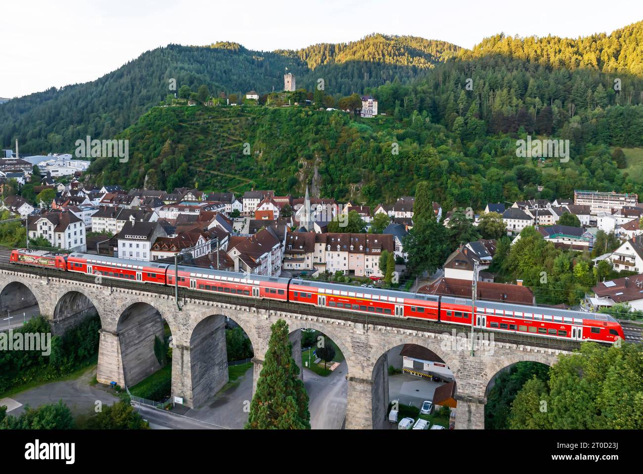 Vista sulla città di Hornberg nella Foresta Nera, viadotto della ferrovia turistica della Foresta Nera con espresso regionale, foto con droni, Hornberg, Baden-Wuerttemberg Foto Stock