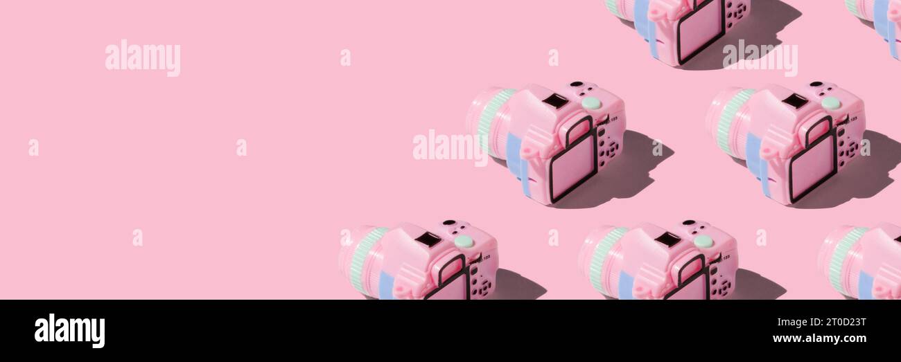 Pattern con fotocamera su sfondo color pastello Foto Stock