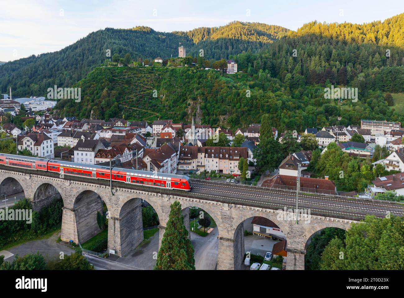 Vista sulla città di Hornberg nella Foresta Nera, viadotto della ferrovia turistica della Foresta Nera con espresso regionale, foto con droni, Hornberg, Baden-Wuerttemberg Foto Stock
