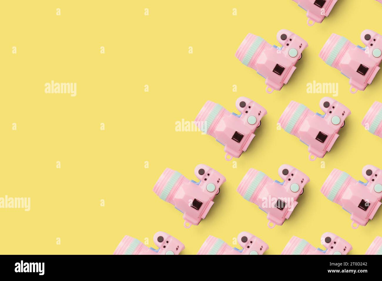 Pattern con fotocamera su sfondo color pastello, vista dall'alto Foto Stock