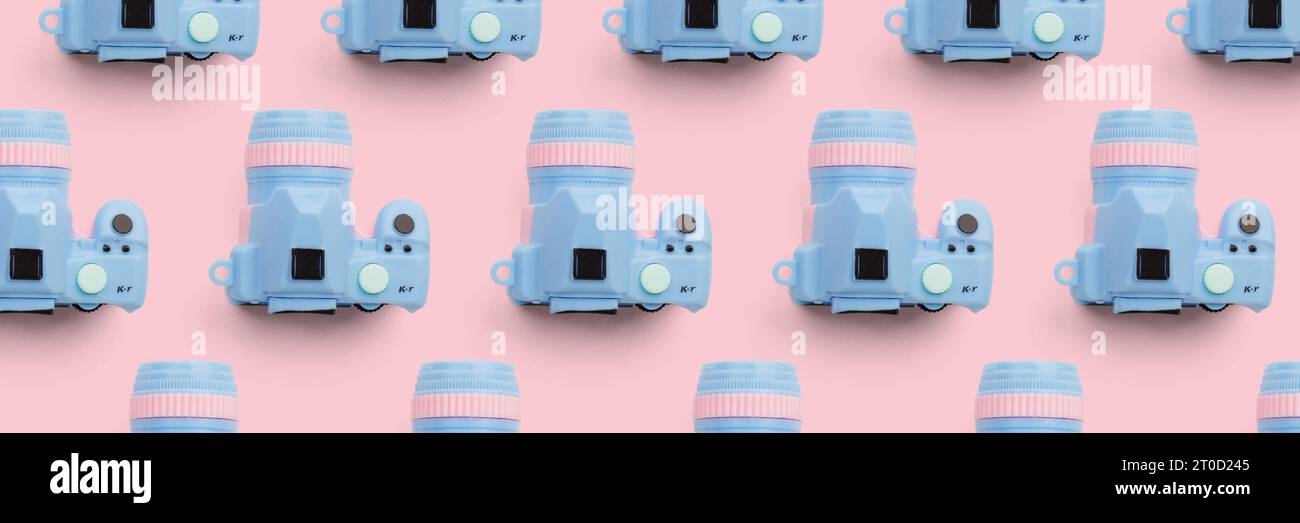 Pattern con fotocamera su sfondo color pastello, vista dall'alto Foto Stock