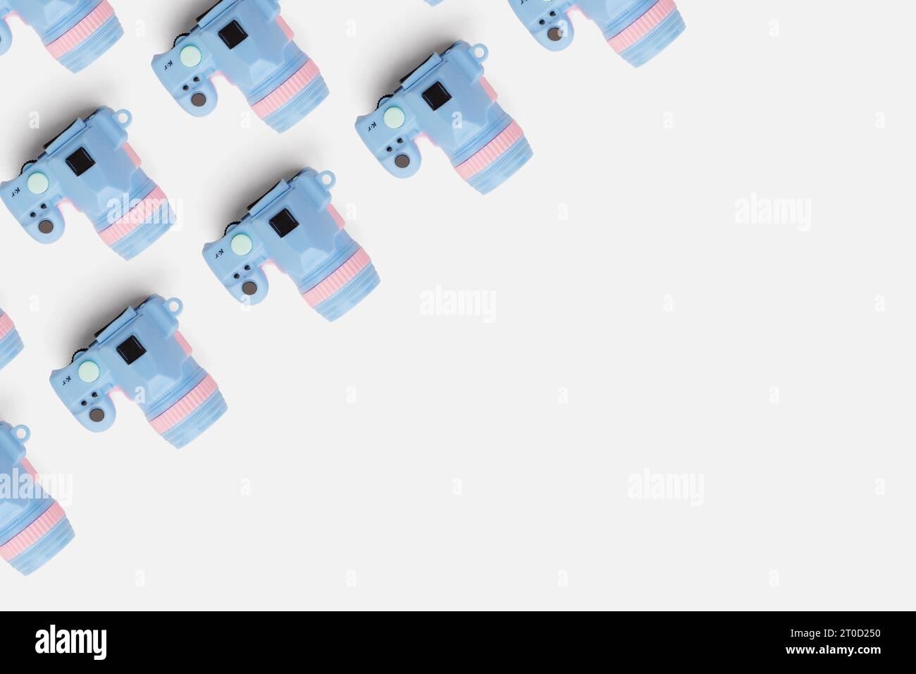 Pattern con fotocamera su sfondo color pastello, vista dall'alto Foto Stock