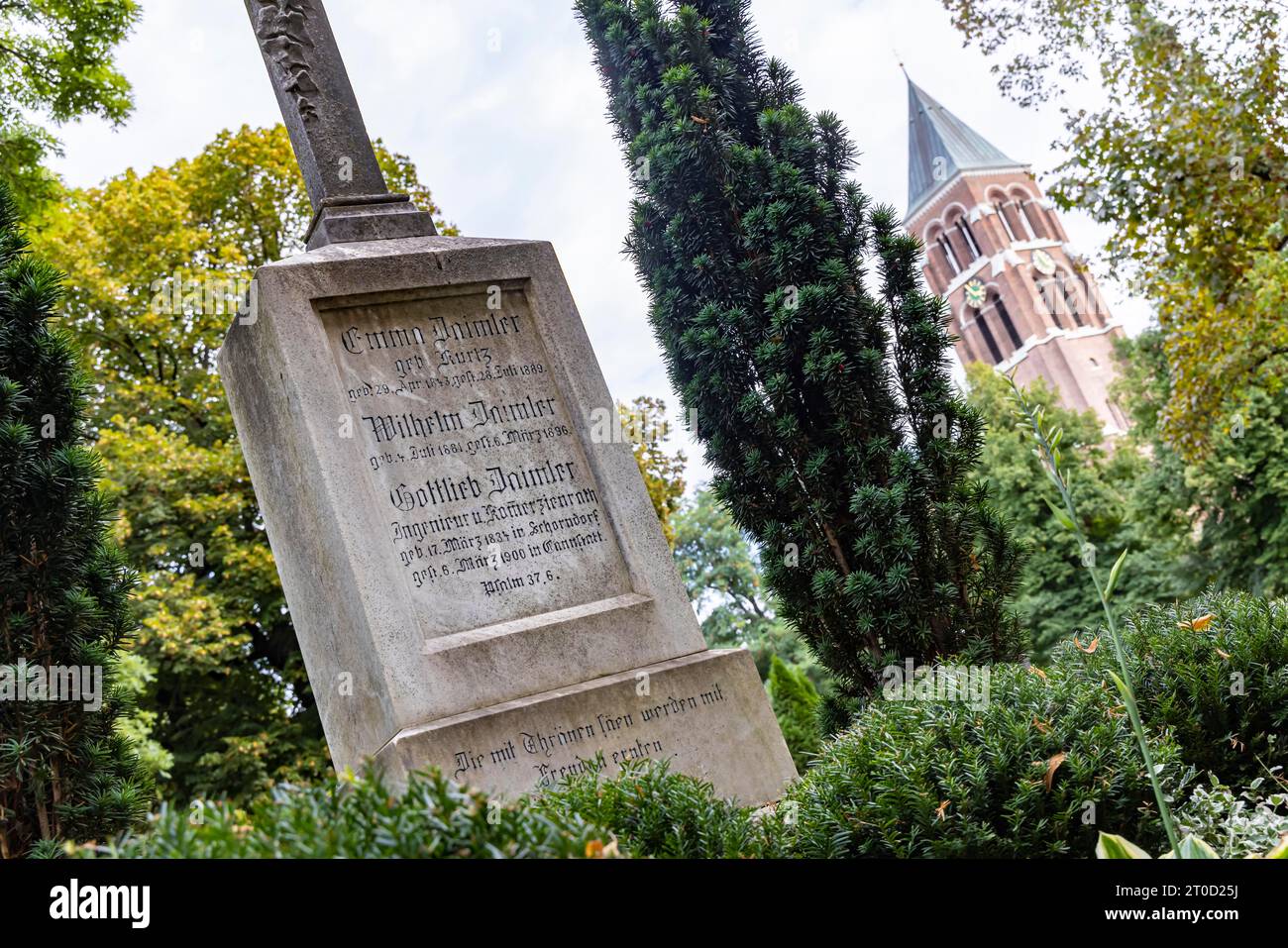 Cimitero di Uff, tomba e croce di Gottlieb Daimler, ingegnere, progettista automobilistico e industriale, Bad Cannstatt, Stoccarda Foto Stock