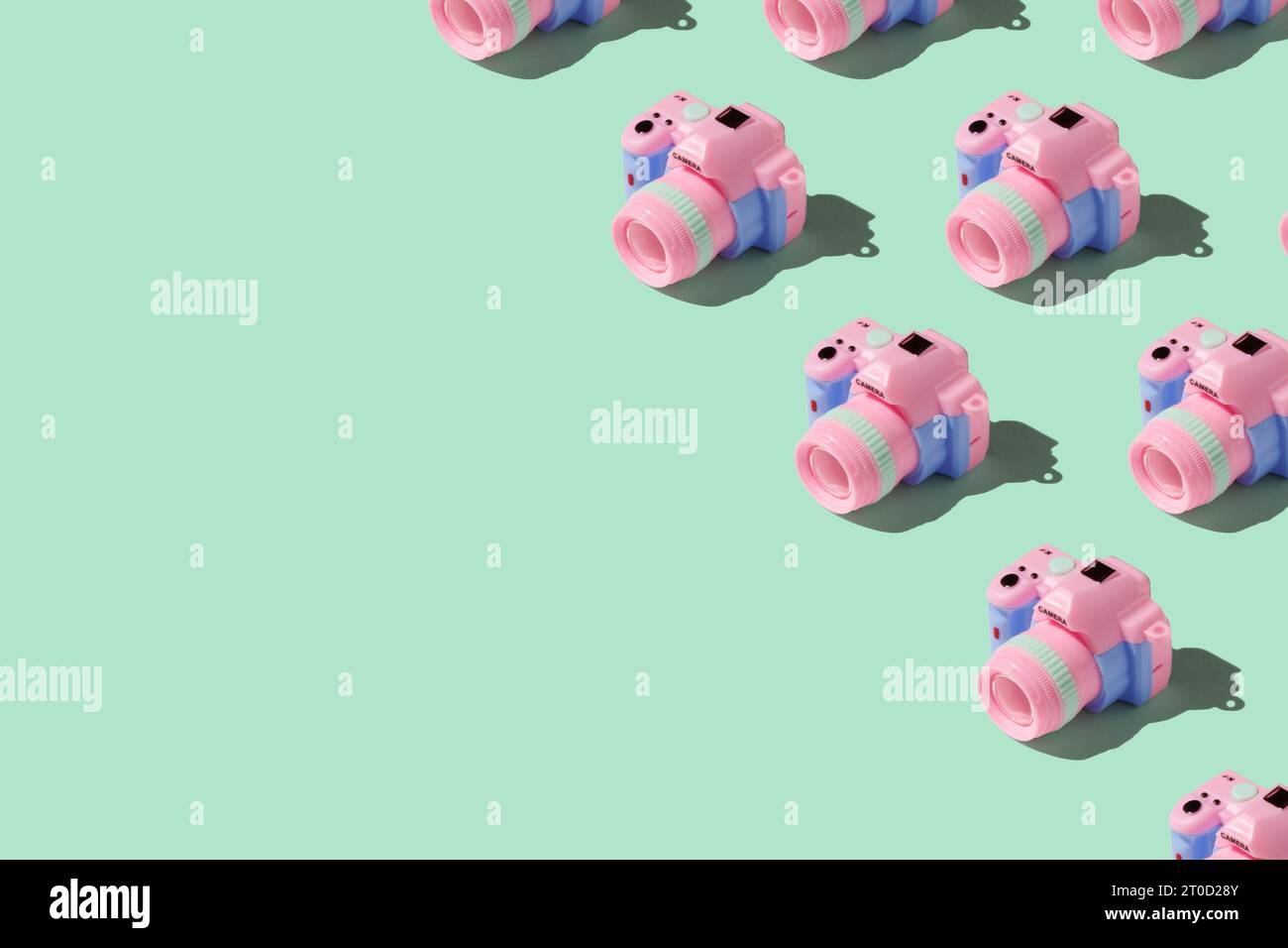 Pattern con fotocamera su sfondo color pastello Foto Stock